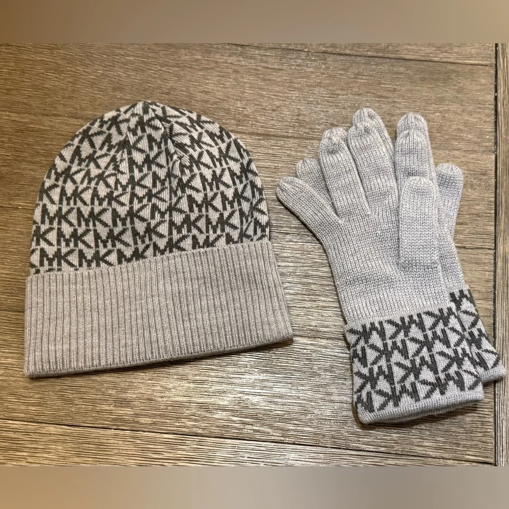 MICHAEL KORS SIGNATURE HAT & GLOVE SET
